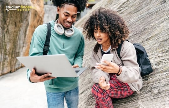 Junge Menschen die gemeinsam auf ein Notebook schauen