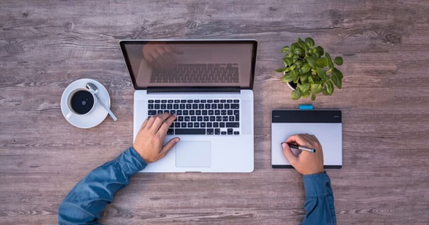 Top-View eines Arbeitsplatzes mit Notebook.