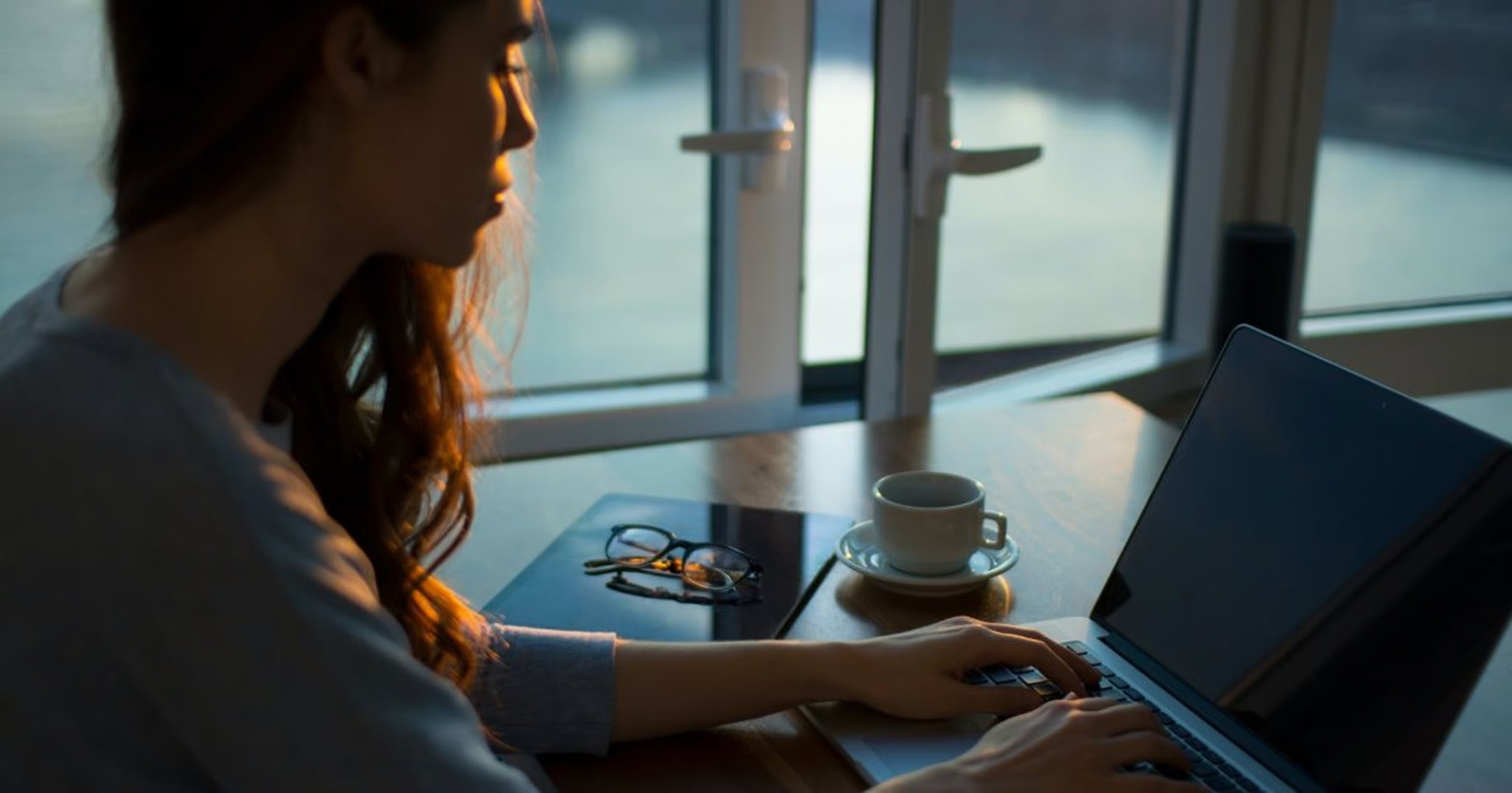 Woman in front Laptop